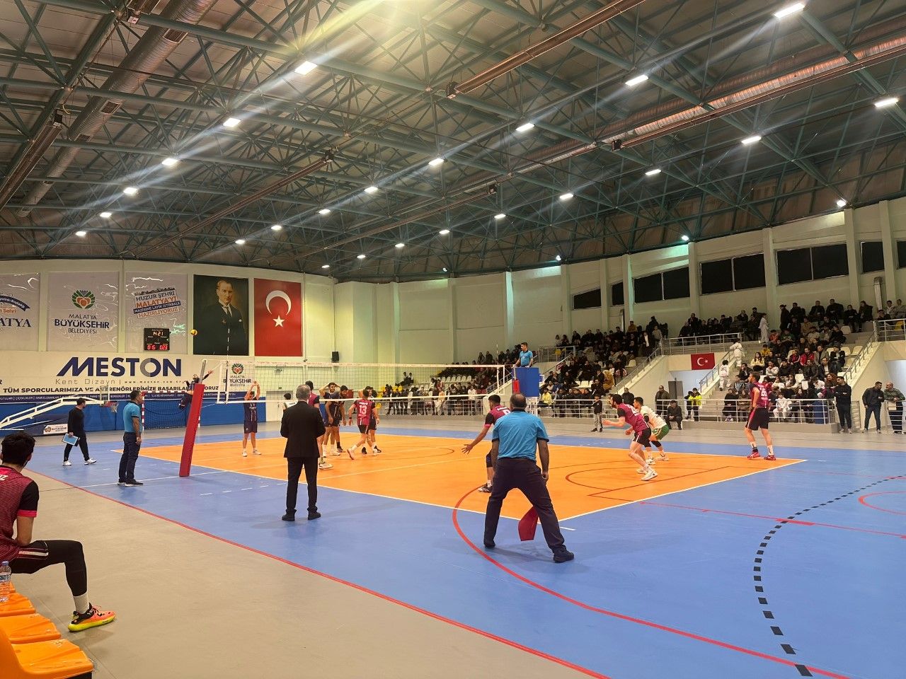 Büyükşehir Belediyespor Voleybol ve Basketbolda Kazandı