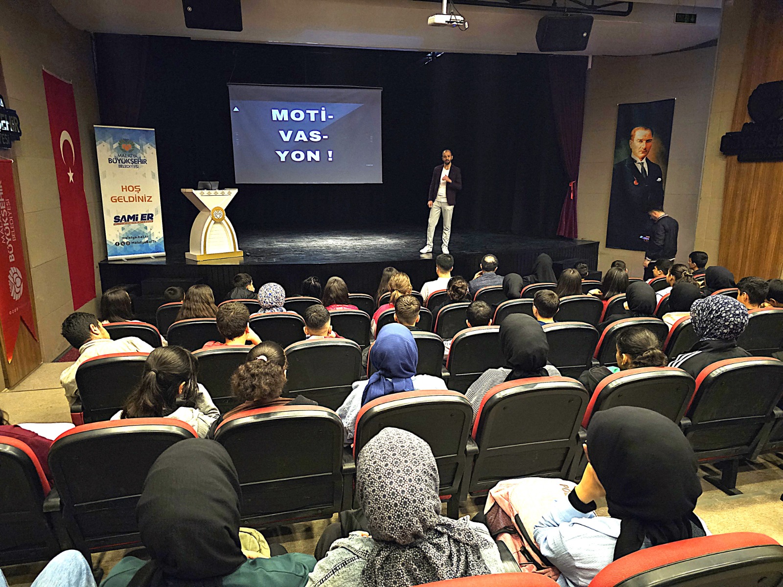 BÜYÜKŞEHİR SEMT KONAKLARI ÖĞRENCİLERİNE MOTİVASYON SEMİNERİ VERİLDİ