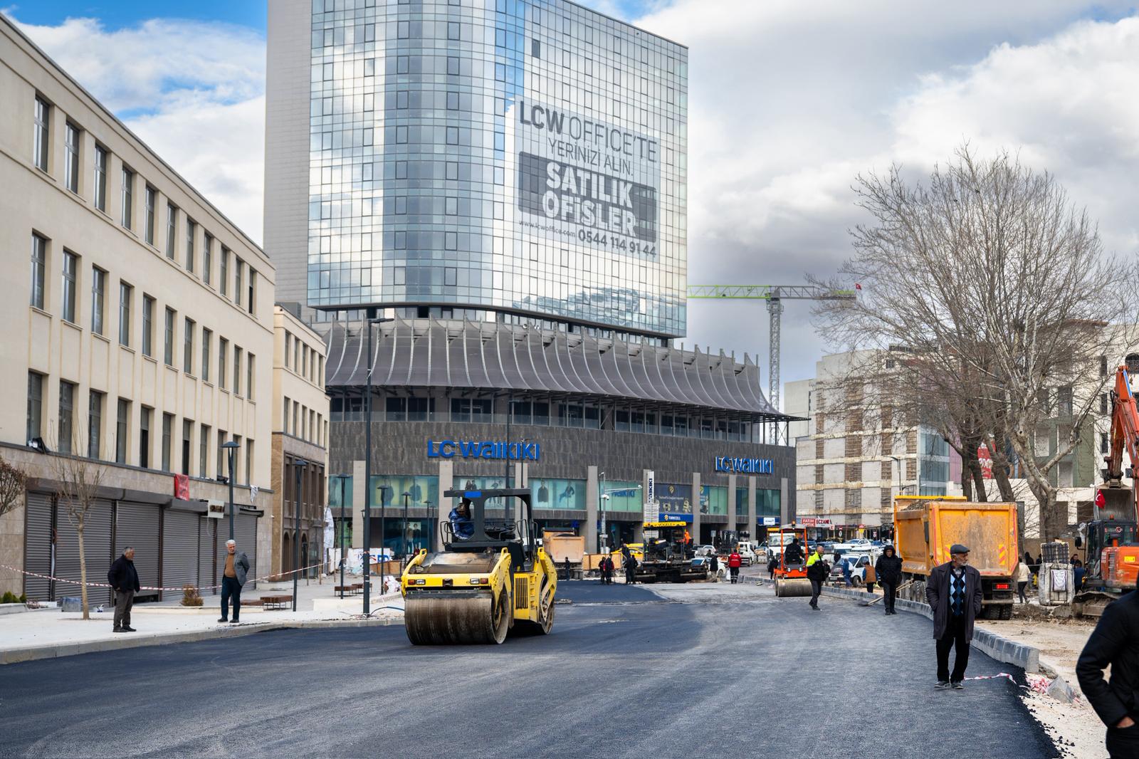 Çarşı Merkezinde Büyük Dönüşüm: Altyapı Tamamlandı, Asfalt Serimi Başladı