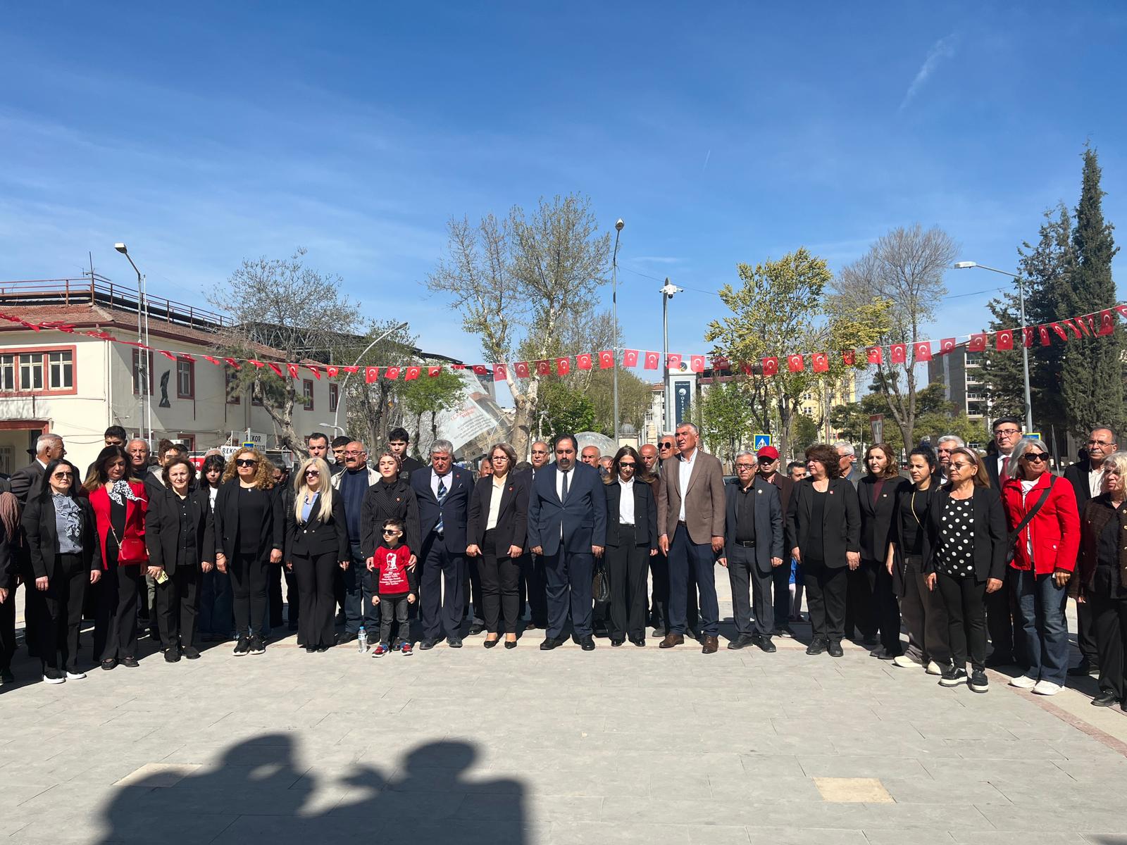 CHP’ 23 NİSAN’DA ATATÜRK ANITI’NA ÇELENK SUNDU