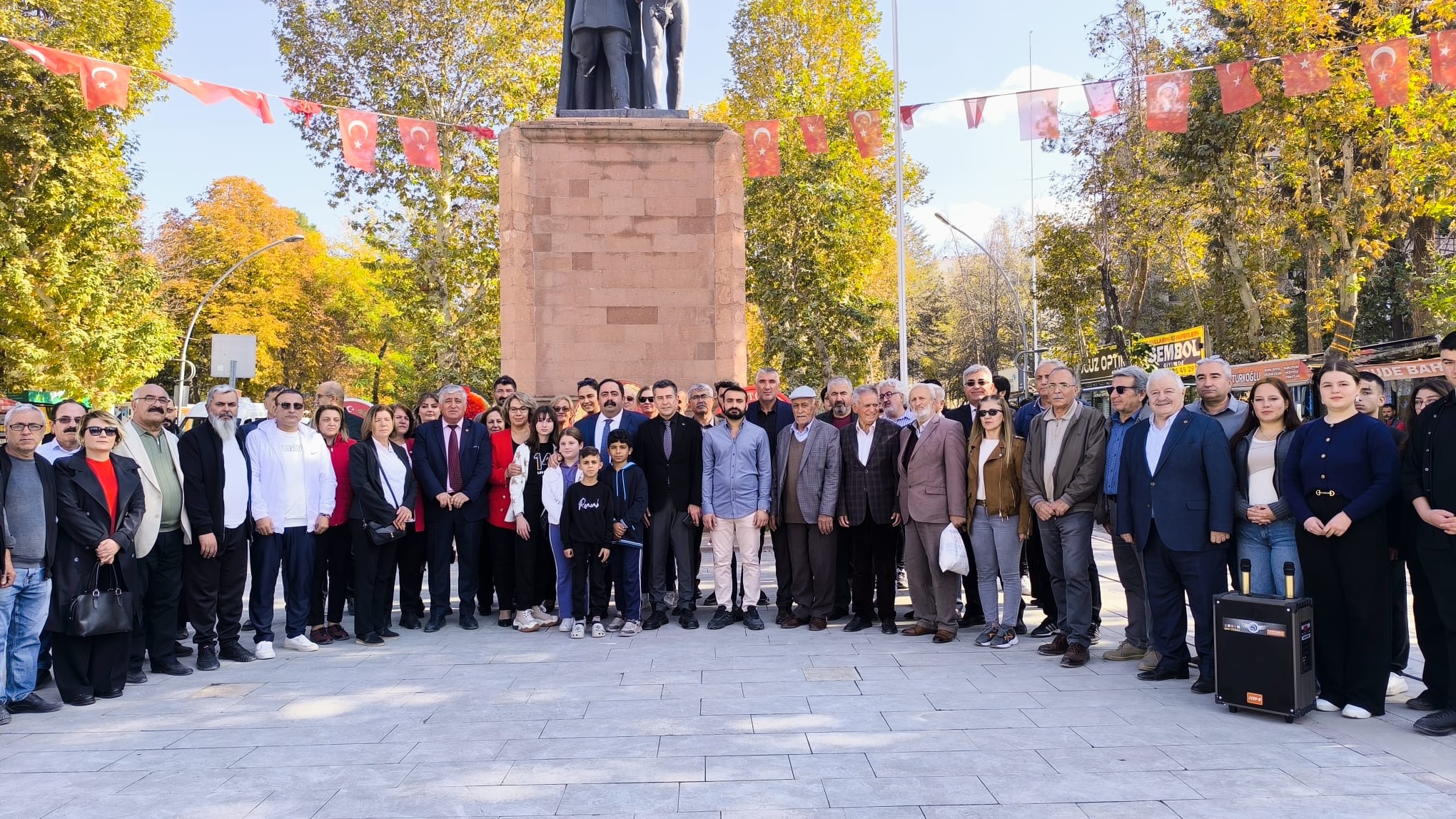 CHP ATATÜRK ANITI’NA ÇELENK SUNDU