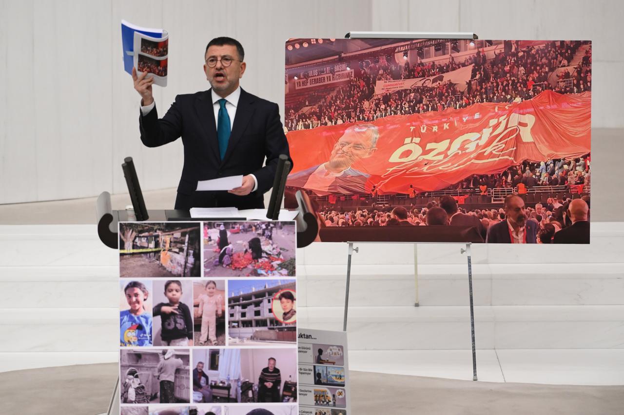 CHP'Lİ AĞBABA GENEL KURUL'DA KÜRSÜYE 'ÖZGÜR GELECEK' PANKARTIYLA ÇIKTI