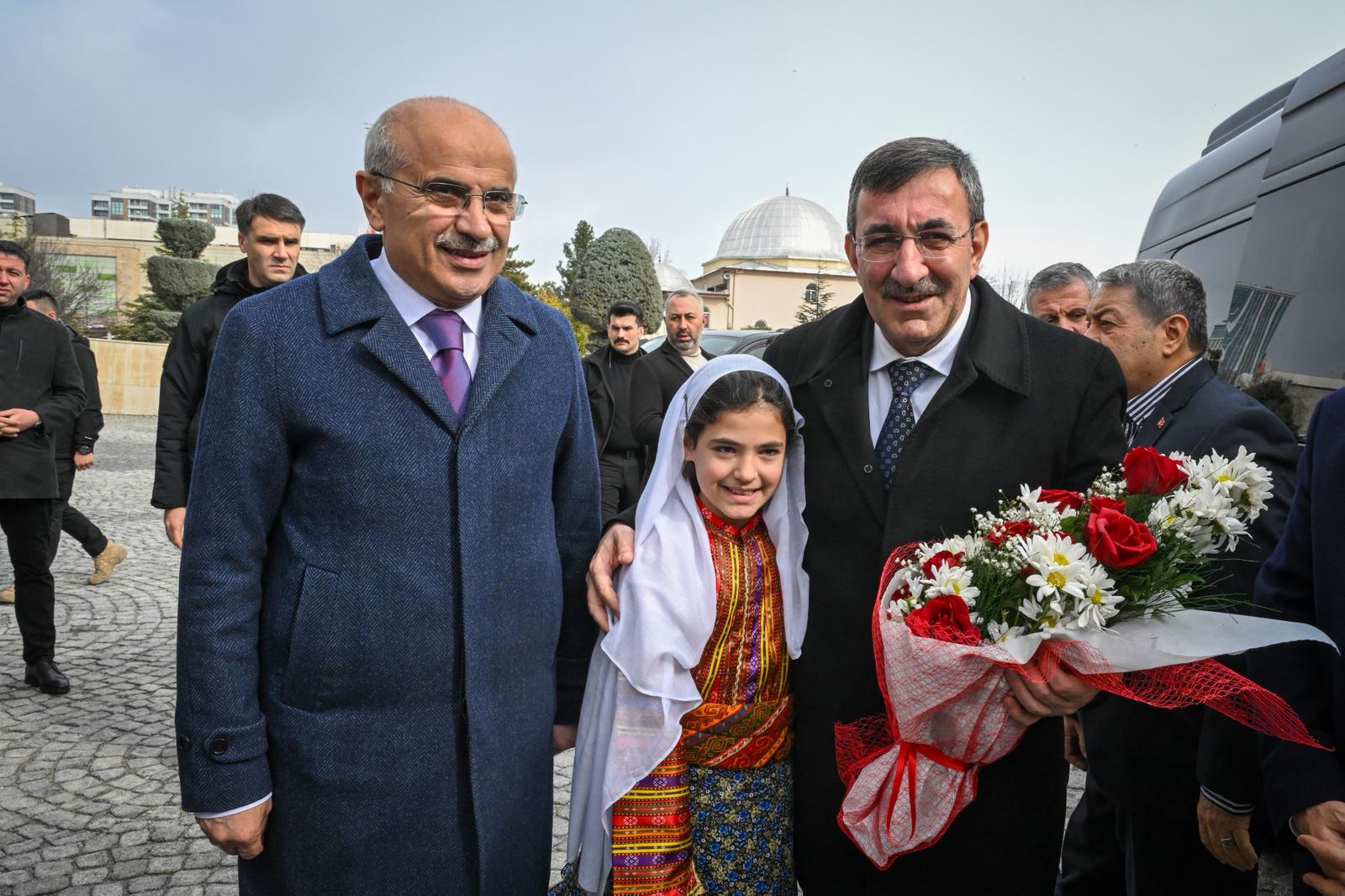 CUMHURBAŞKANI YARDIMCISI CEVDET YILMAZ BAŞKAN ER'İ TEBRİK ETTİ