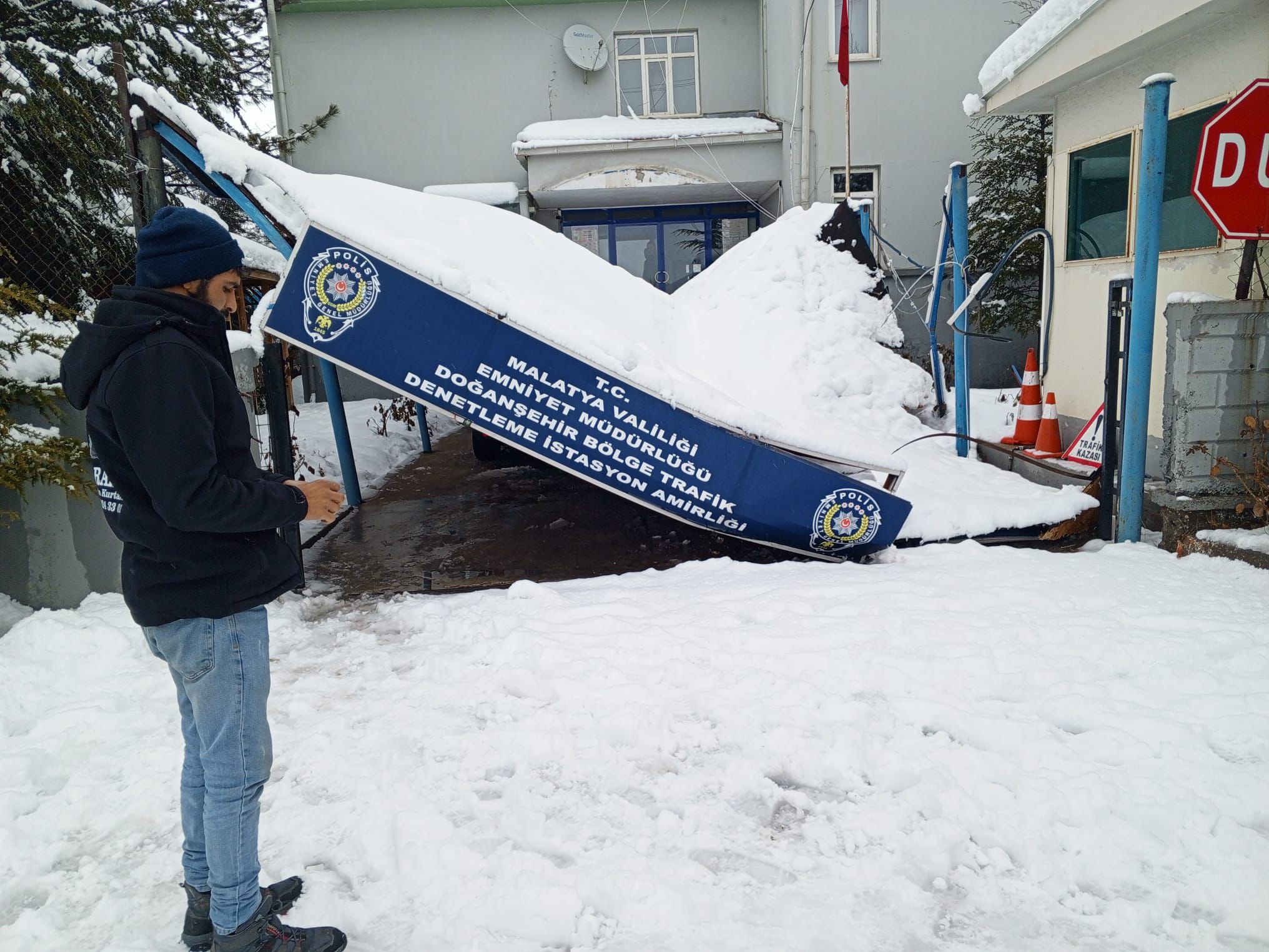 Doğanşehir’de Kar Yağışı Nedeniyle Sundurma Çöktü
