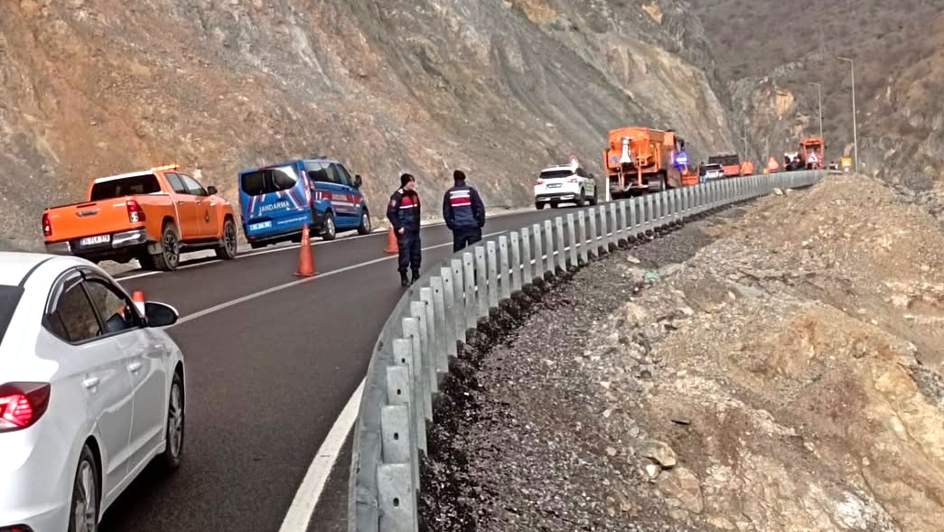 Doğanşehir Erkenek’te Heyelan Yolu Kapattı