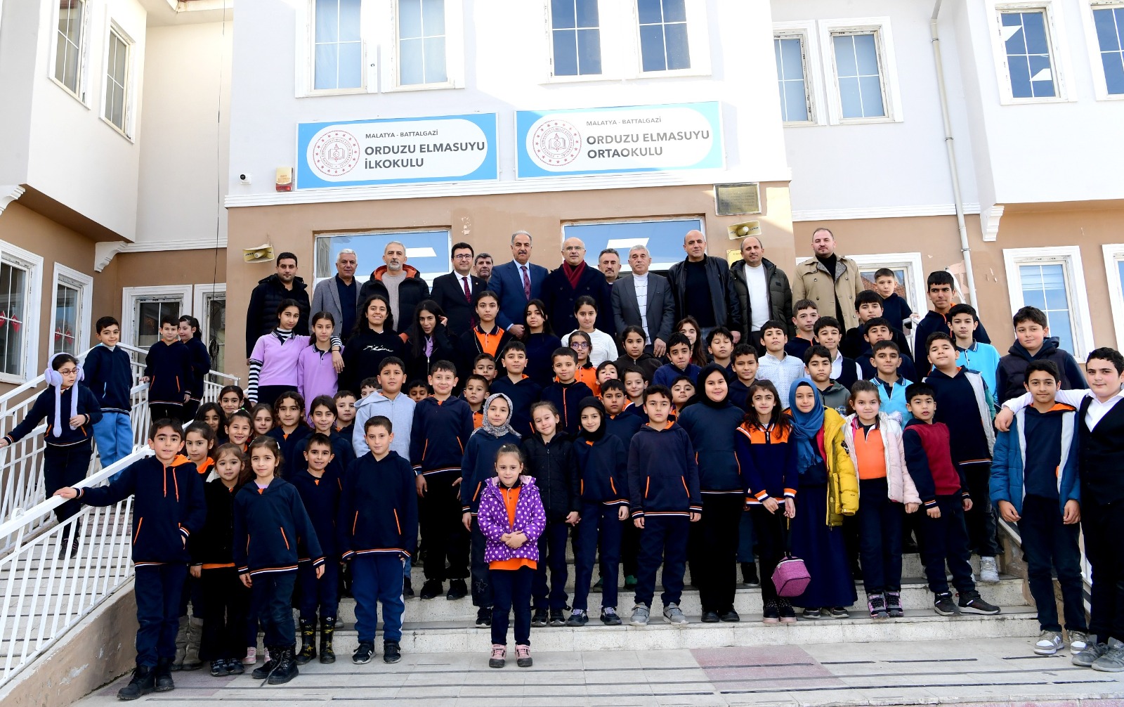 Elmasuyu İlk ve Ortaokulunu ziyaret eden Başkan Er,   “ÇALIŞIRSANIZ VE AZMEDERSENİZ BAŞARI GELİR"