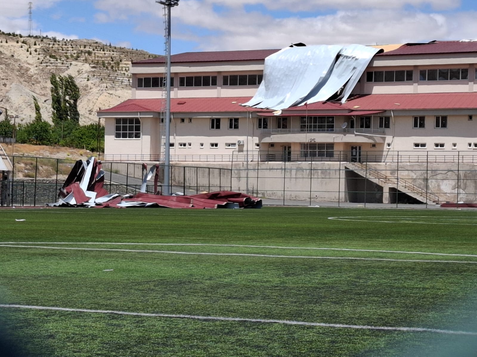 Fırtınadan Ağaç Devrildi,Çatı Uçtu!