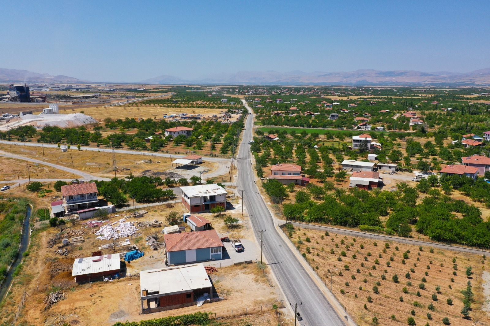 İKİ ÖNEMLİ YOL AKSINDA ÇALIŞMALAR EŞ ZAMANLI SÜRÜYOR