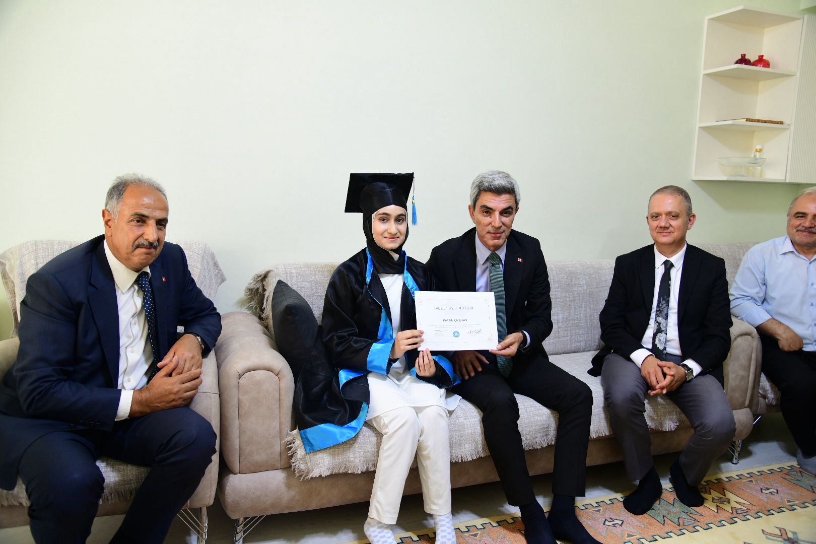 İl Müdürümüzden Evde Eğitim Gören Öğrencimize Anlamlı Karne ve Mezuniyet Ziyareti