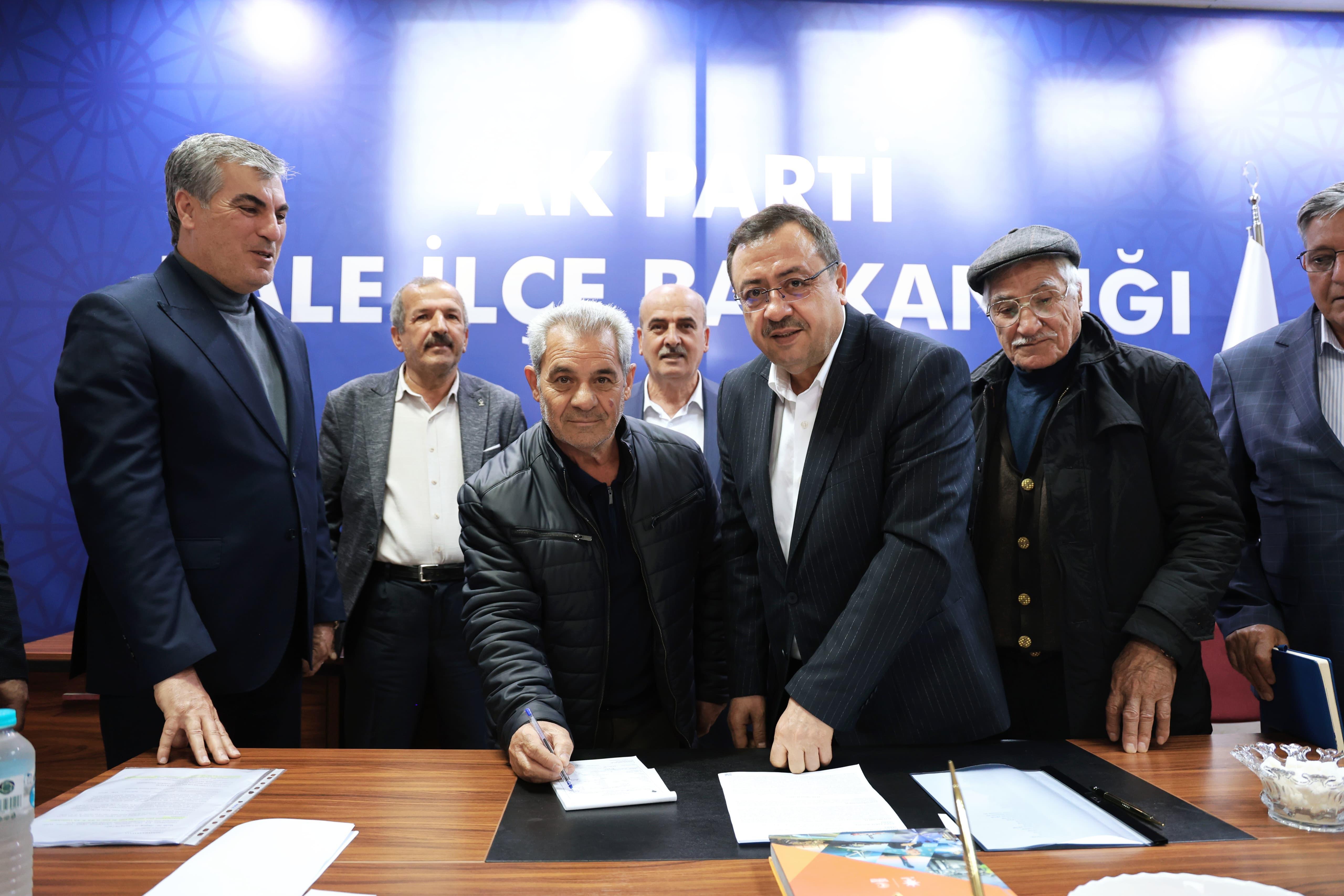 Kale Belediye Meclis Üyesi AK Parti’ye Geçti; İl Başkanı Bakan Rozetini Taktı