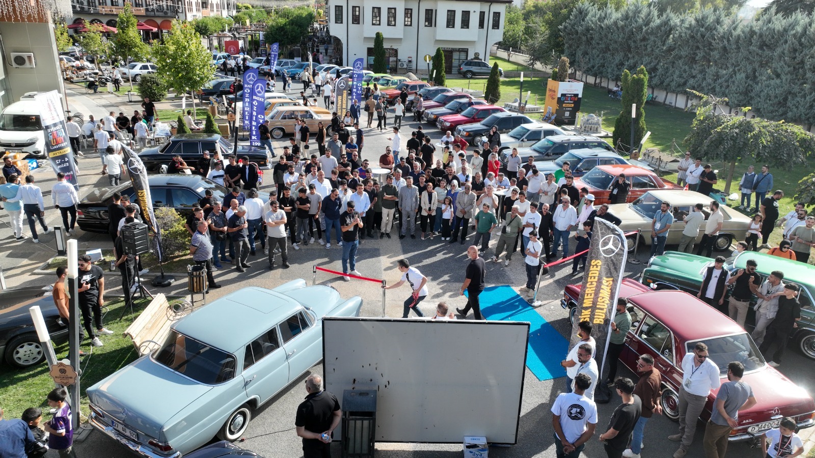 KLASİK MERCEDES TUTKUNLARI SANAT SOKAĞI’NDA BULUŞTU