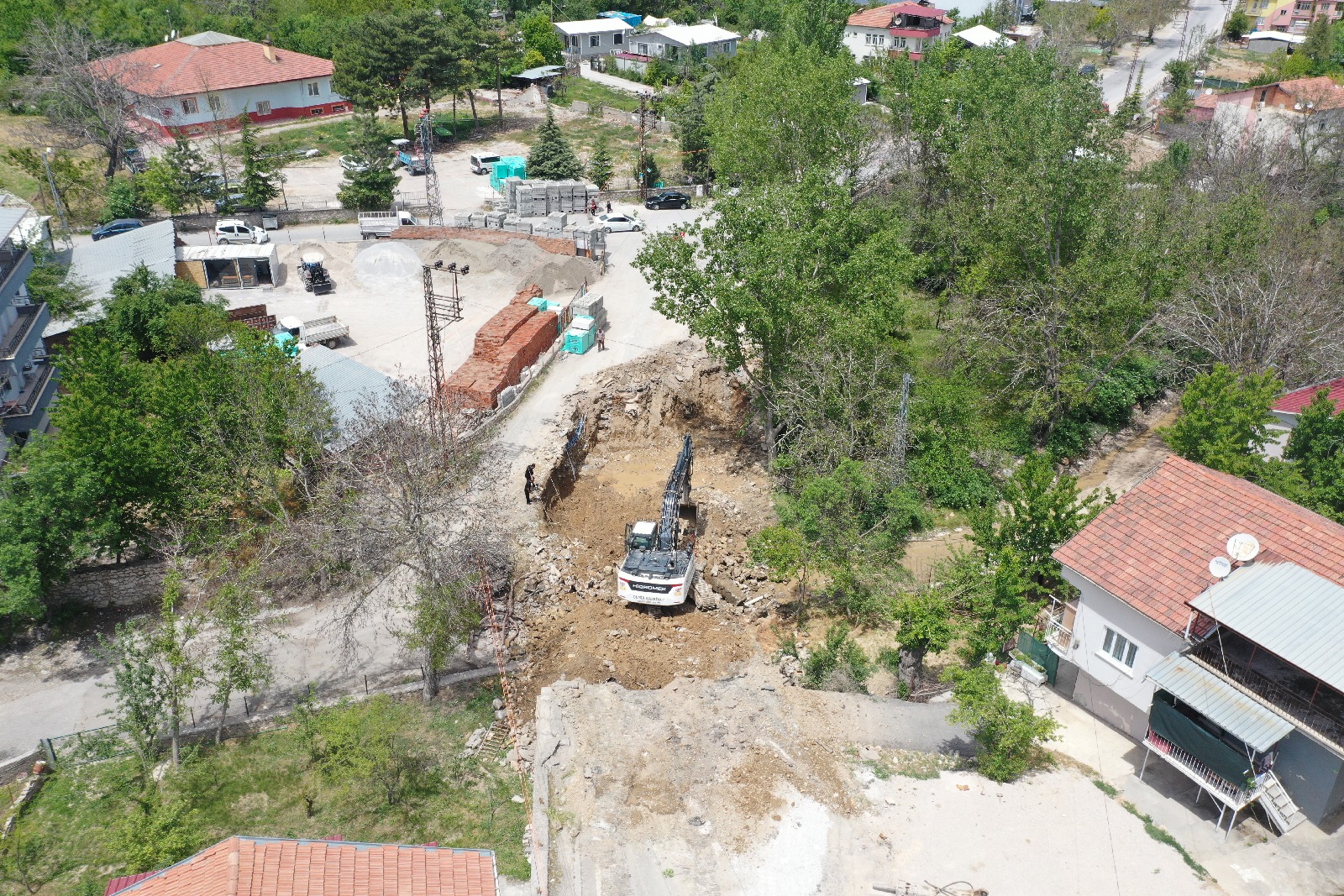 KONAK MAHALLESİNDE ULAŞIM DAHA GÜVENLİ HALE GETİRİLDİ