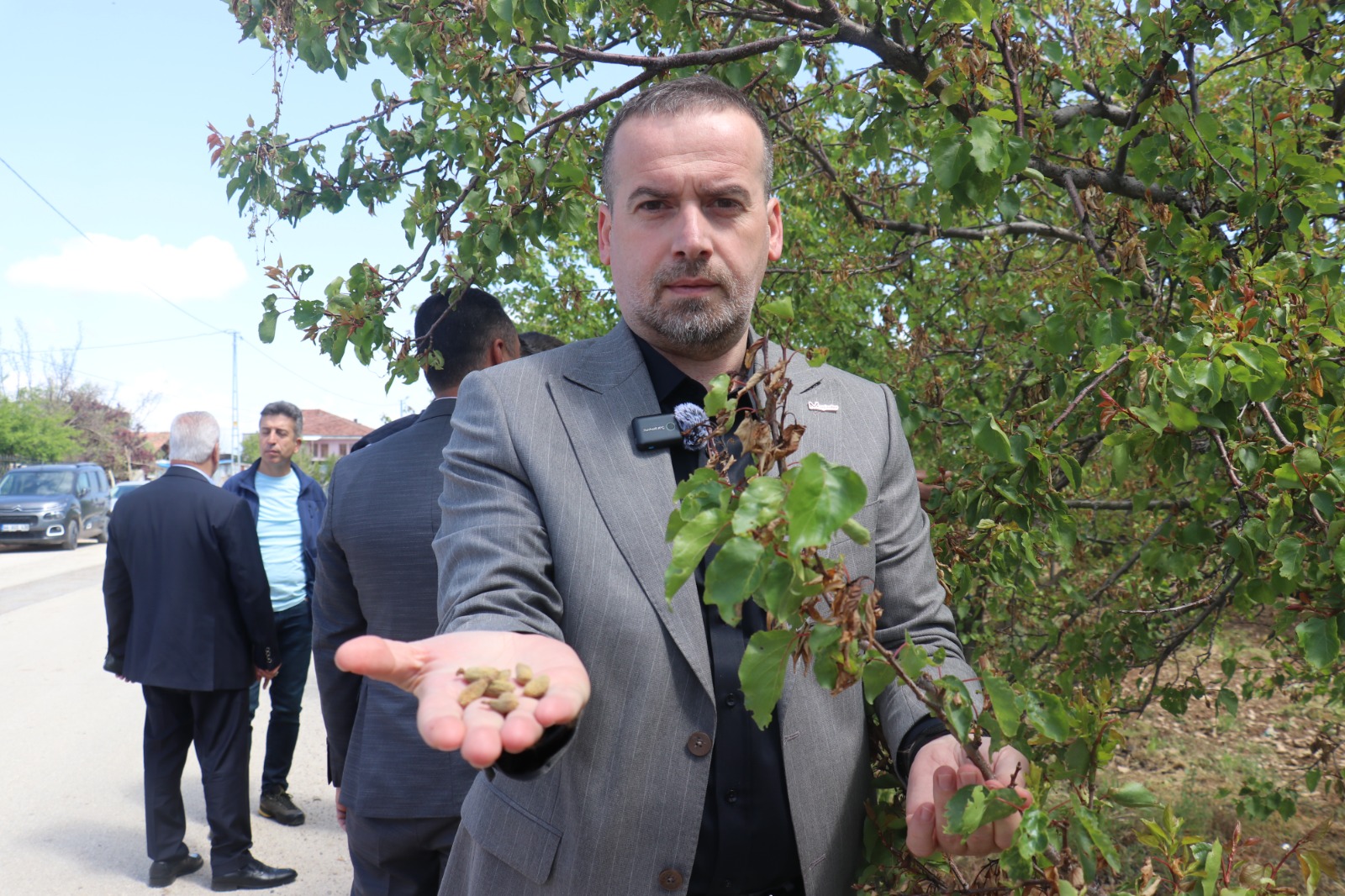 MAGİNDER SAHAYA İNDİ, ÇİFTÇİLERLE DESTEK BEKLİYOR!