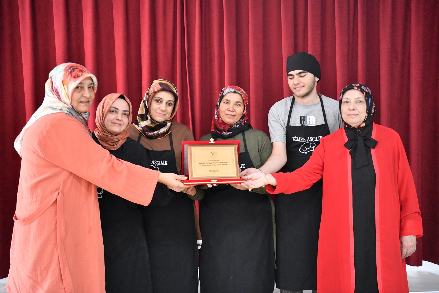 MAHARETLİ ELLER, EN GÜZEL ANALI-KIZLI YEMEĞİNİ YAPMAK İÇİN YARIŞTI 