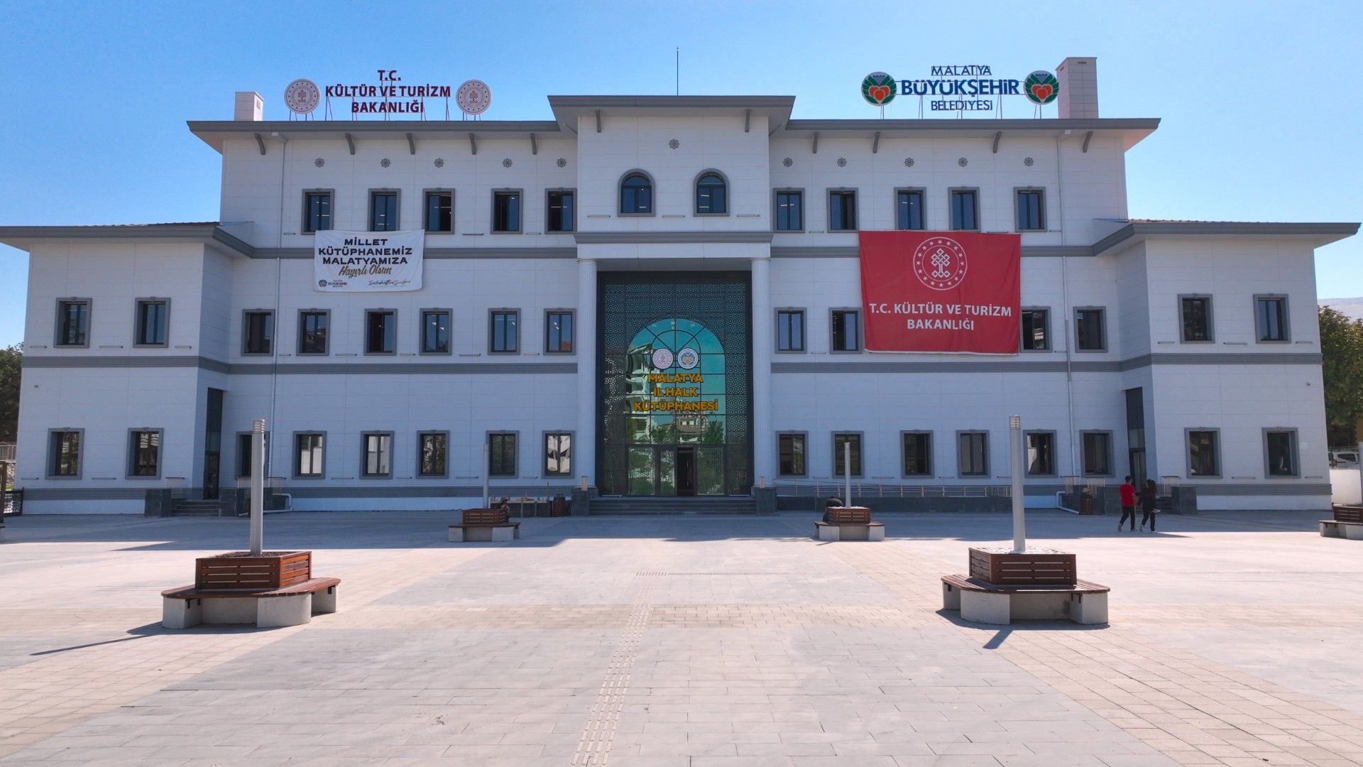 Malatya 100. Yıl il halk kütüphanesi’ne öğrencilerden tam not