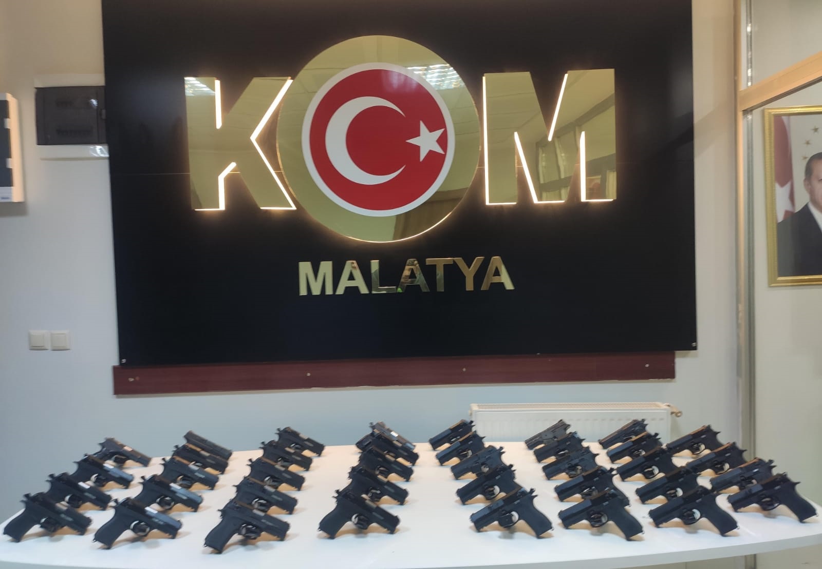 Malatya'da 38 Tabanca Ele Geçirildi, 3 Şüpheli Gözaltına Alındı