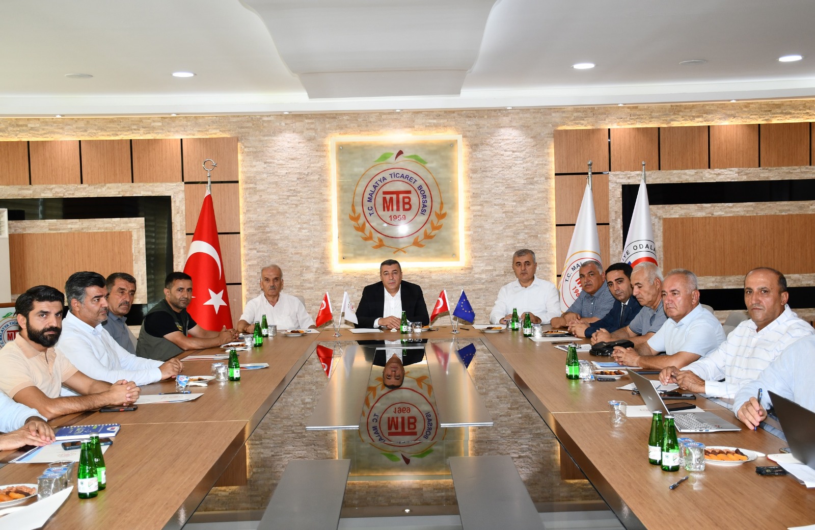 MALATYA’DA KURU KAYISI LİSANSLI DEPOSU VE BORSASI PROJESİ İÇİN İSTİŞARE TOPLANTISI YAPILDI
