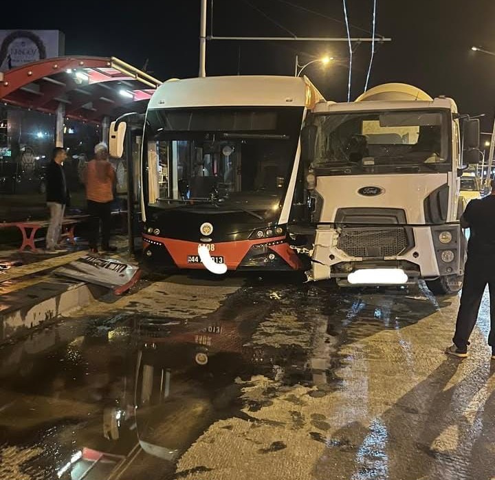 Malatya’da Trambüse Mikser Kamyonu Çarptı: Yaralılar Var