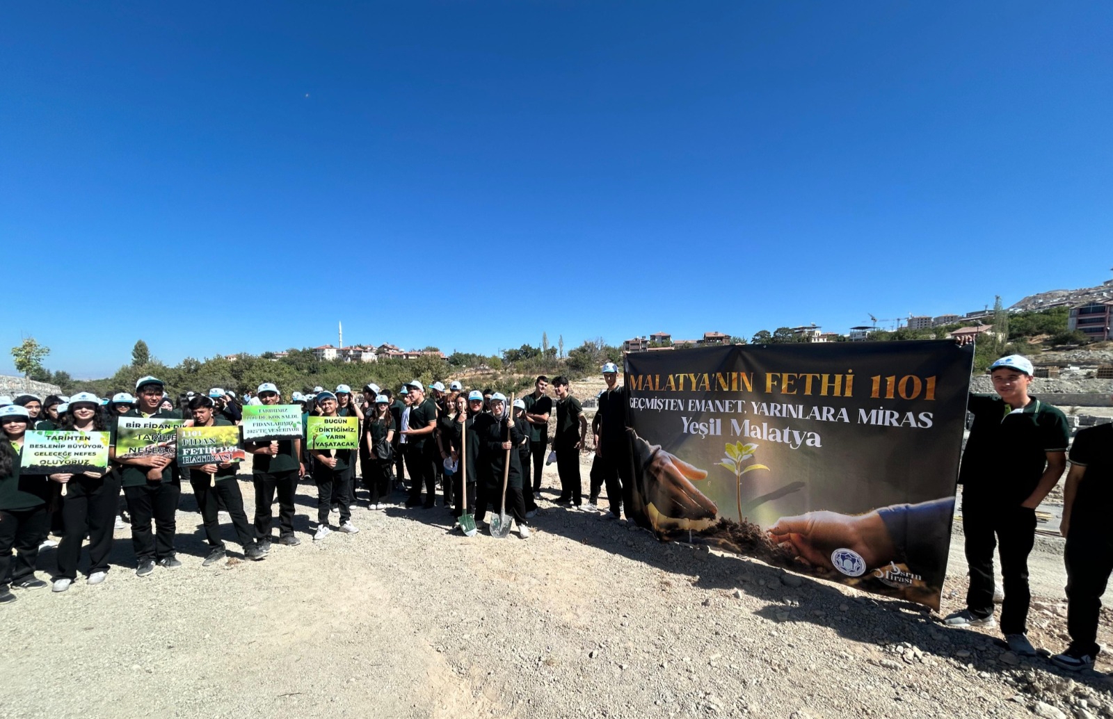 MALATYA’NIN FETHİ’NİN 924. YIL DÖNÜMÜNDE 1101 FİDAN TOPRAKLA BULUŞTU