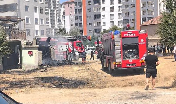Metruk Evde Piknik Tüpü Patladı,Yangın Çıktı