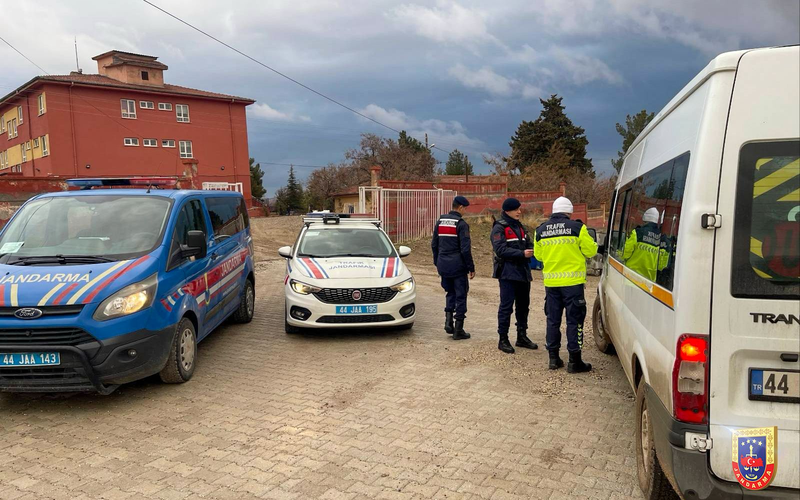 Okullarda Trafik Tedbirleri ve Okul Servis Araçlarının Denetimi Hız Kesmeden Devam Ediyor