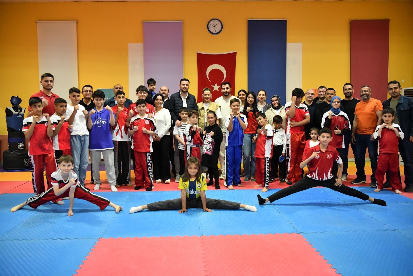 OLİMPİYAT İKİNCİSİ MİLLİ BOKSÖR HATİCE AKBAŞ, YEŞİLYURT BELEDİYESİ KİCK-BOKS SPORCULARIYLA BULUŞTU