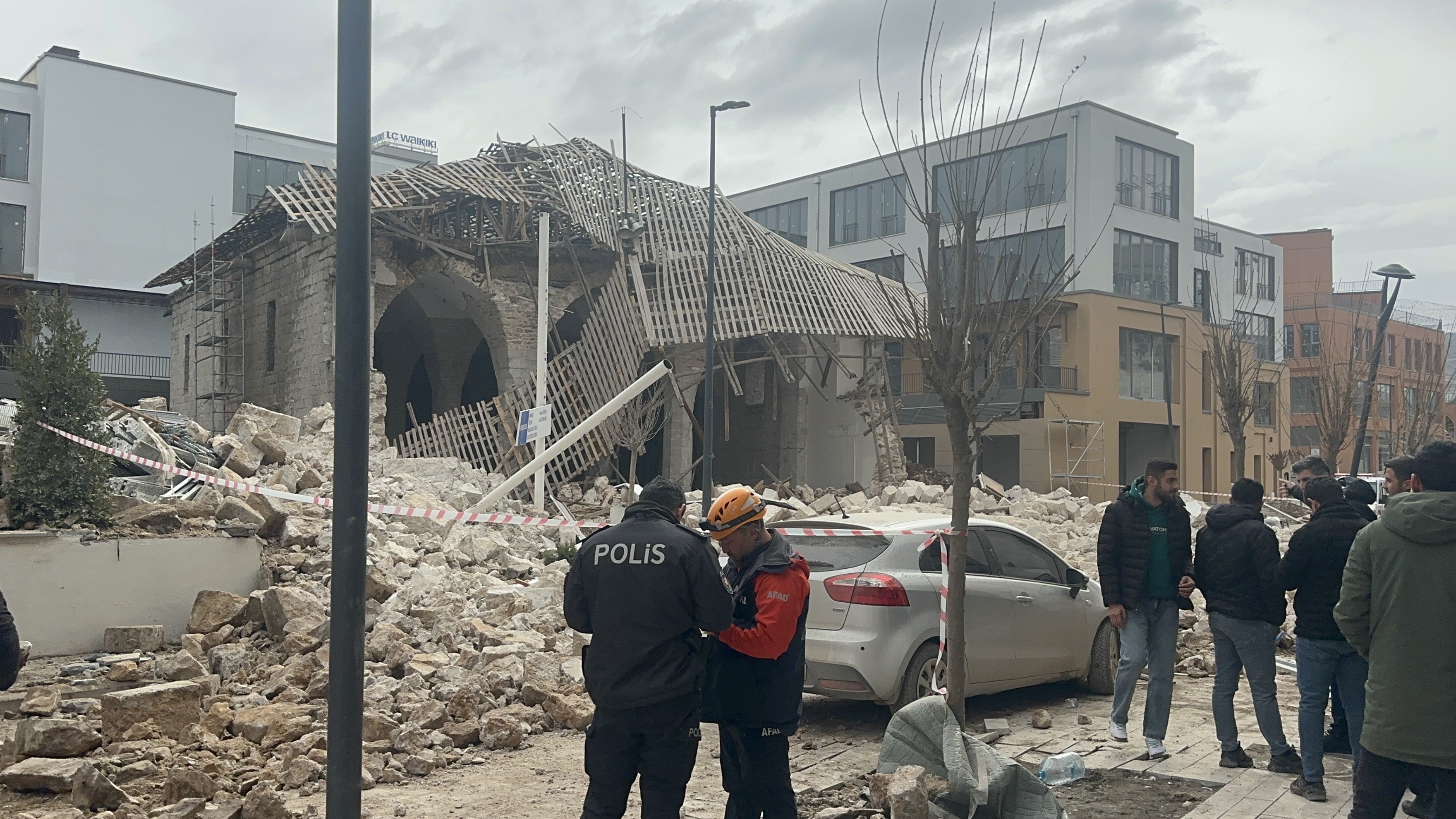 Restorasyon Yapılan Tarihi Camide Çökme: 1 Yaralı