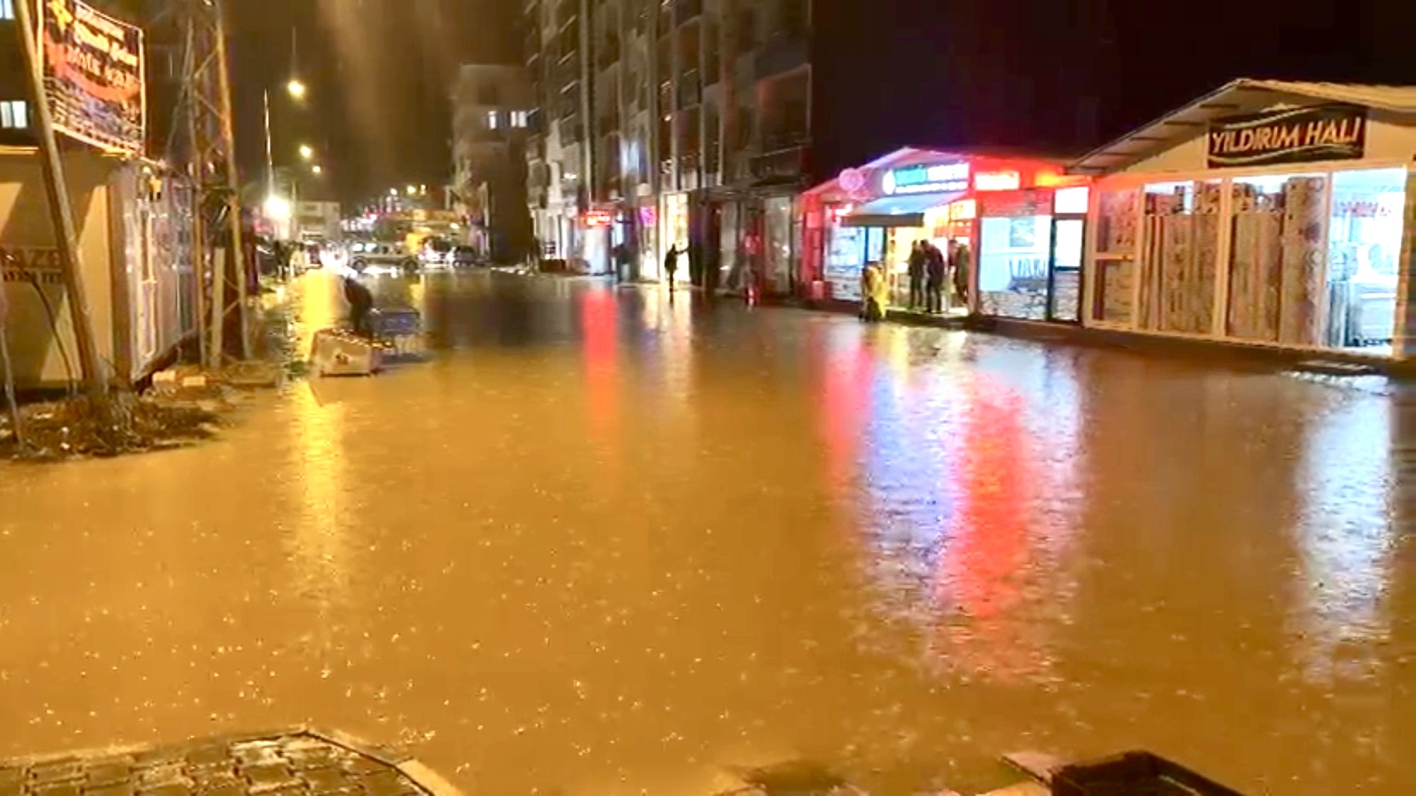 Sağanak Malatya’yı Felç Etti: Doğanşehir’de İş Yerlerini Su Bastı