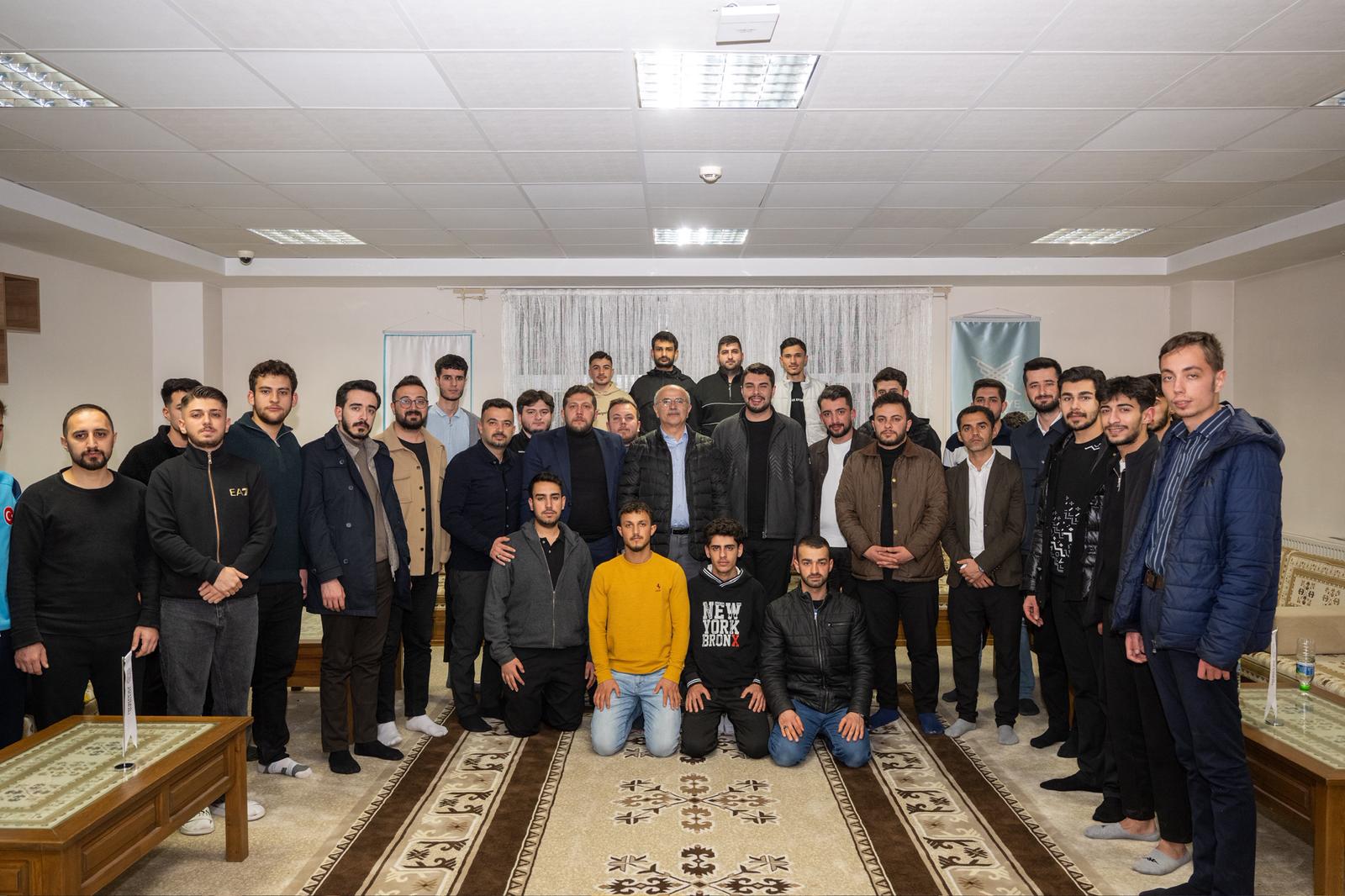 Sahurda Üniversite Öğrencileriyle Bir Araya Gelen Başkan Er: "ULAŞIMLA İLGİLİ ÖNEMLİ  ÇALIŞMALARIMIZ OLACAK"