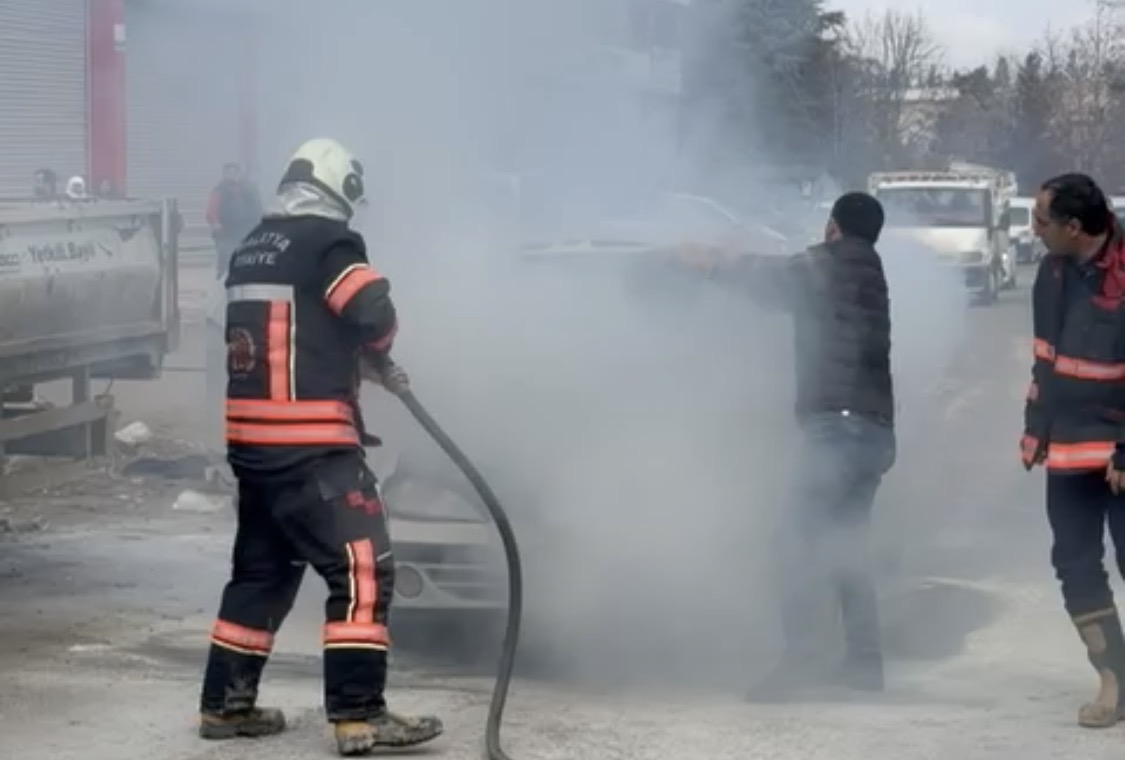 Sanayi Sitesinde Araç Yangını: Maddi Hasar Oluştu