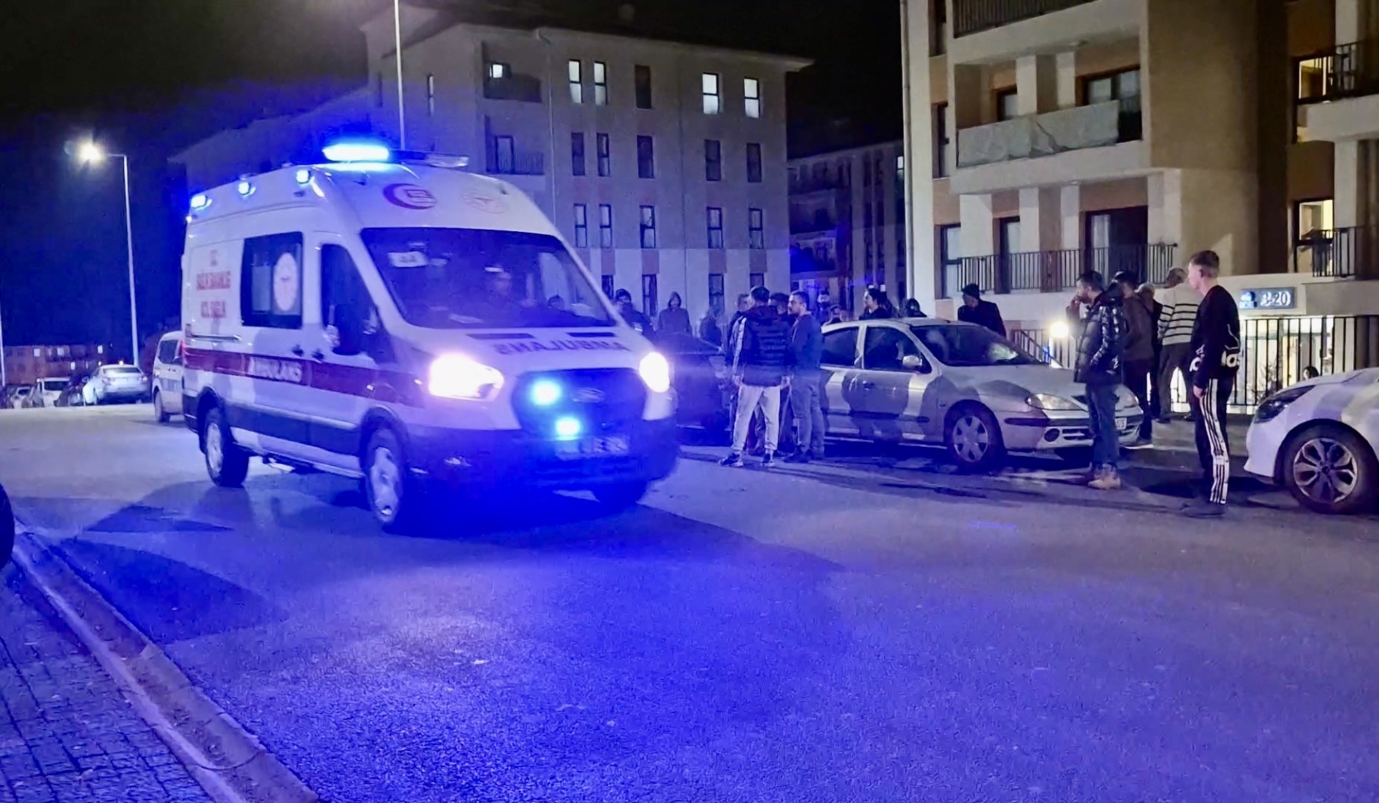 SONDAKİKA|Balkondan Düşen Genç Kız Ağır Yaralandı