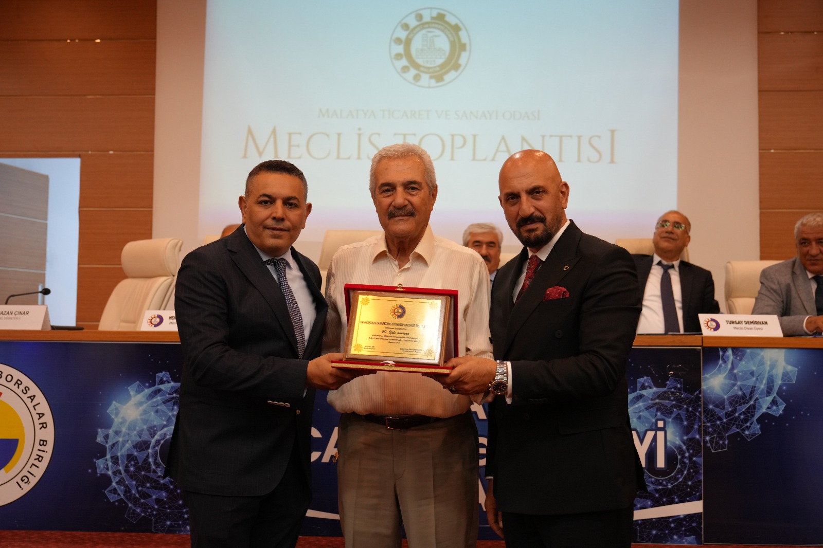 TSO'nun üyelerine vefa plaketi takdimi devam ediyor