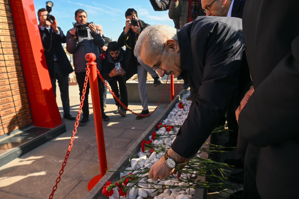 Ulaştırma Ve Altyapı Bakanı Abdulkadir Uraloğlu Deprem Şehitliğini Ziyaret Etti