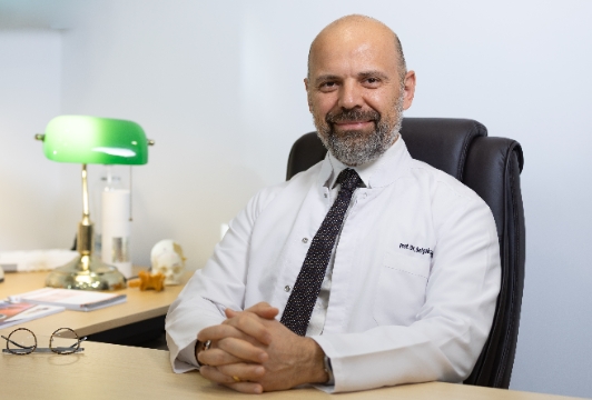 UZUN SÜRE OTURMAK OMURGAYI ÇÖKERTİYOR: MASA BAŞI ÇALIŞANLARA HAYATİ UYARI