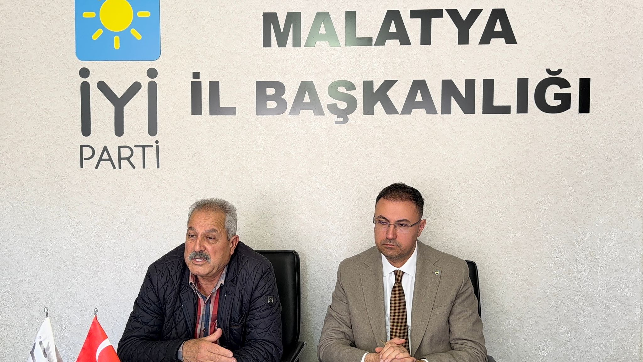 VAHDETTİN MUMCU: “BASIN ÜZERİNDEKİ BASKILAR, DIŞ POLİTİKADAKİ ZAAFLAR VE EĞİTİMDEKİ İSTİKRARSIZLIK KABUL EDİLEMEZ”