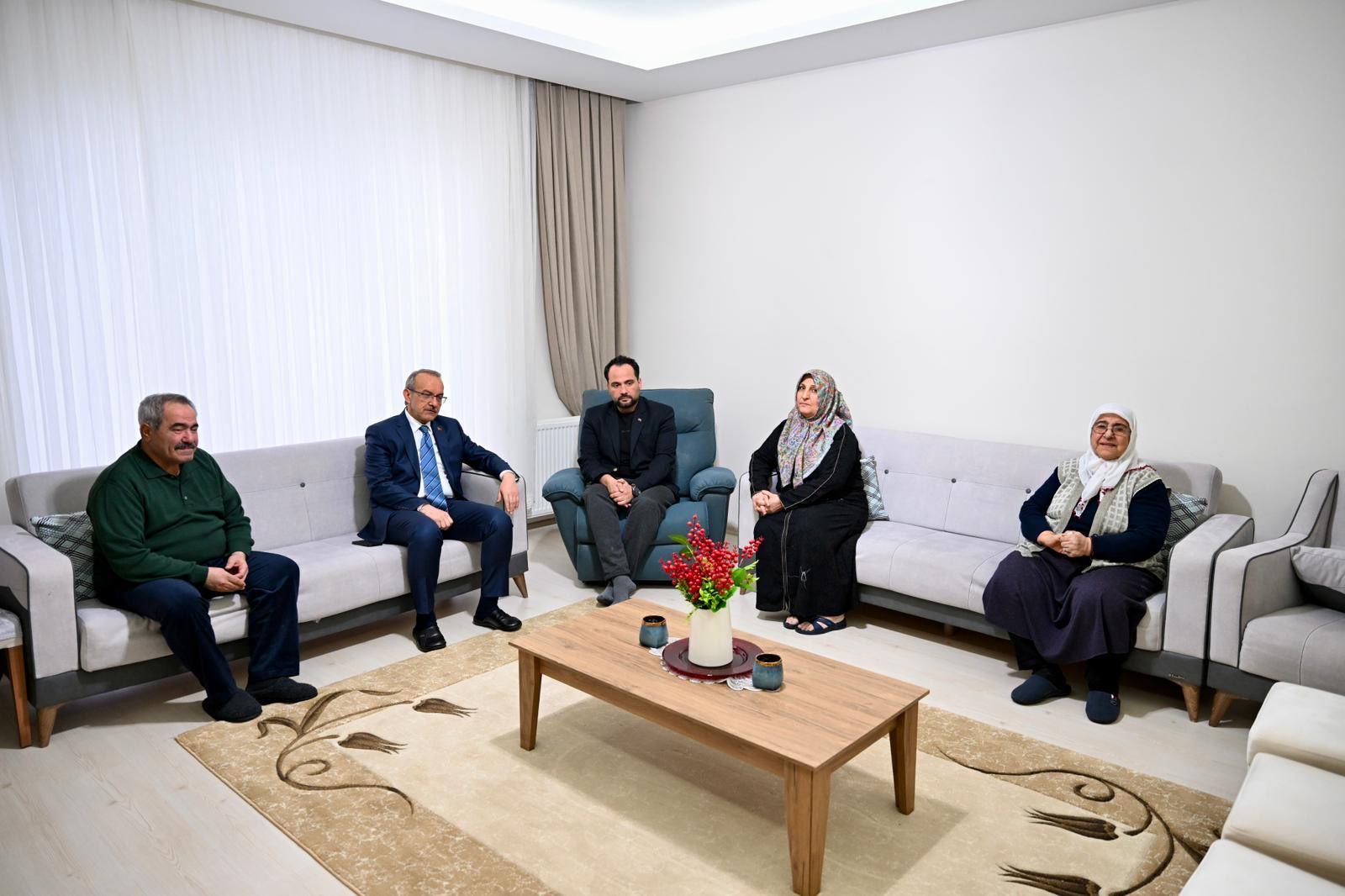 Vali Yavuz,Depremde Yakınlarını Kaybeden Aileleri Ziyaret Etti
