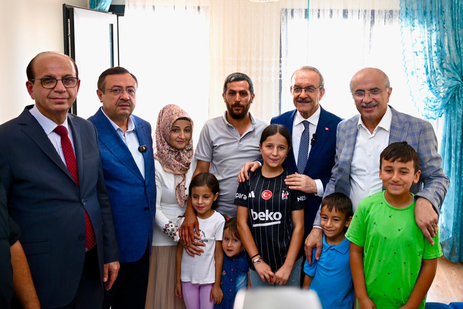 Vali Yavuz, yeni yuvalarına kavuşan depremzedeleri yalnız bırakmadı