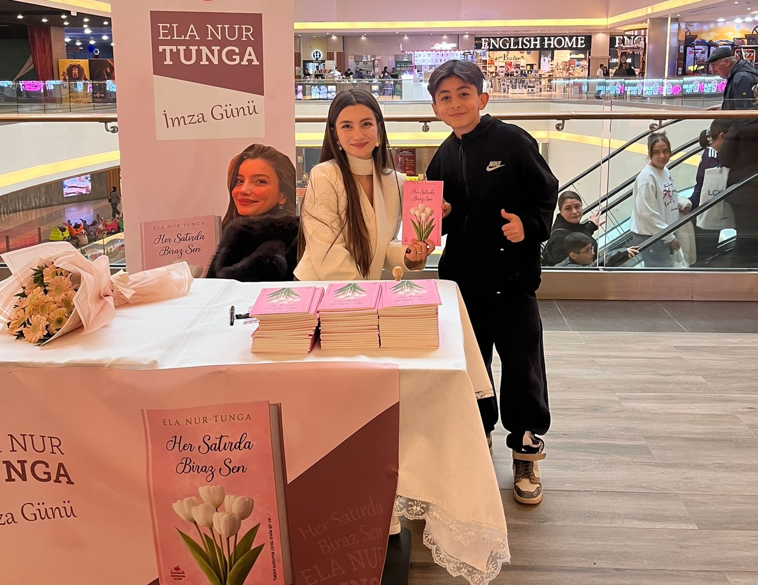 Yazar Ela Nur Tunga’ın imza standına yoğun ilgi