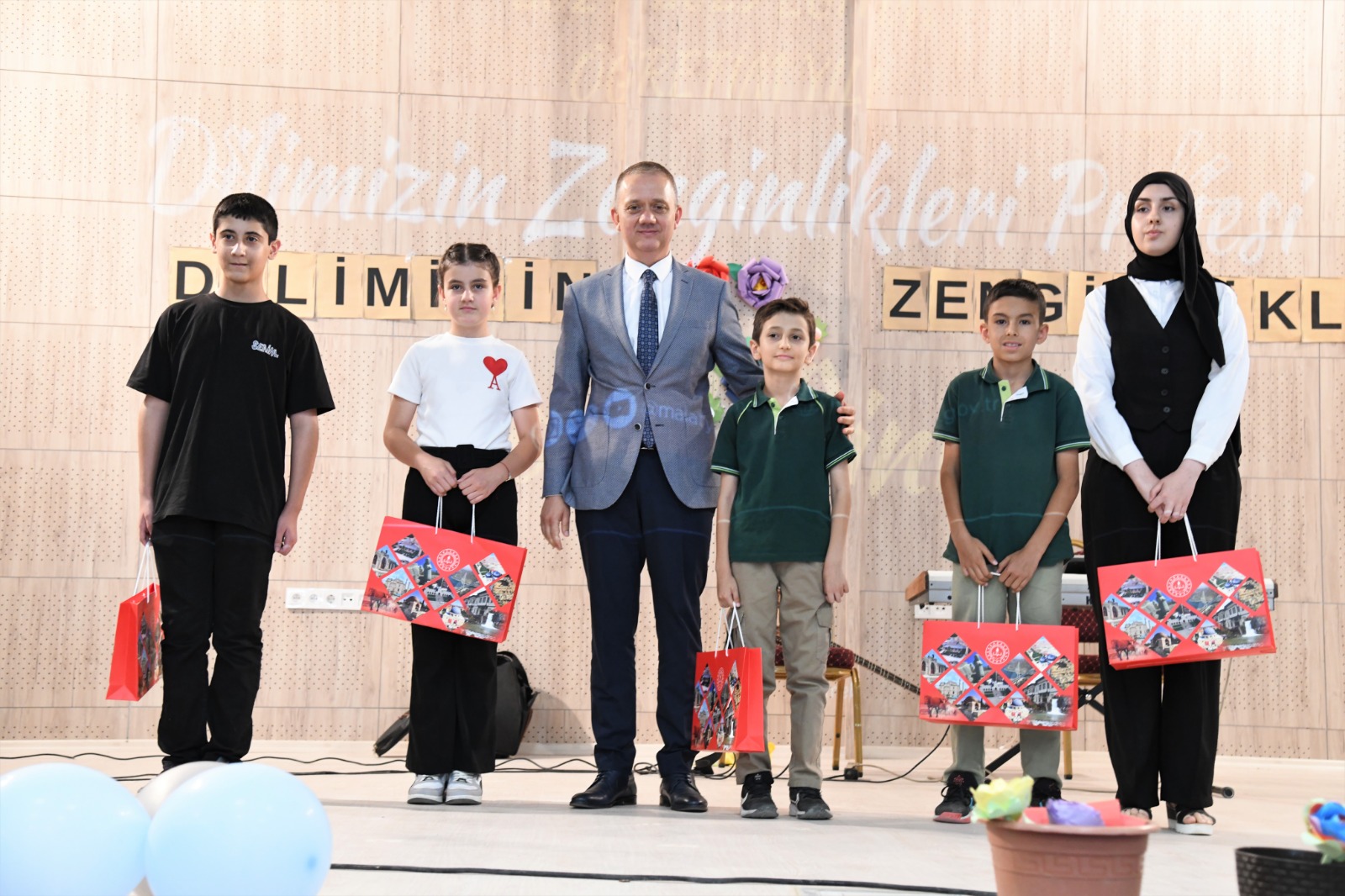 Yazar Remzi Kokargül Gelirini Öğrencilere Bağışladı