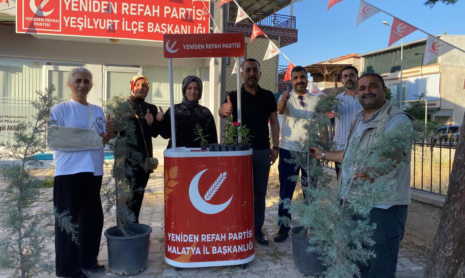 Yeniden Refah Partisi Malatya Hanım Kolları Fidan Dağıtımında Bulundu.
