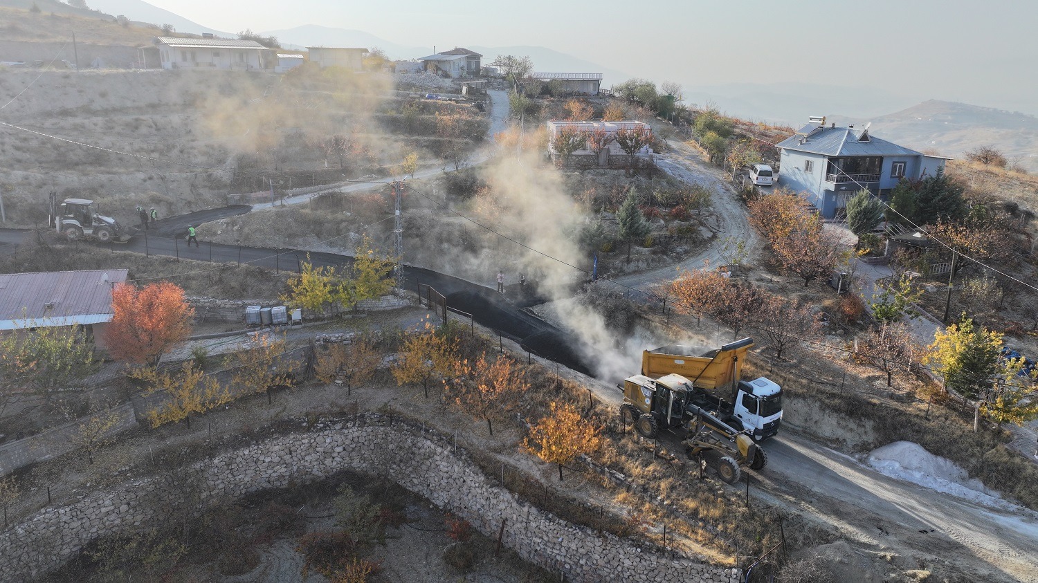 YEŞİLYURT BELEDİYESİ, BANAZI’NIN YOLLARINI YENİLİYOR 