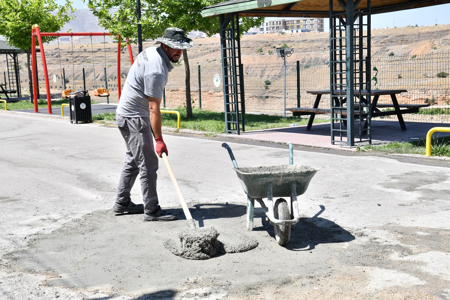 YEŞİLYURT BELEDİYESİ’NDEN PARKLARA ‘YAZ’ DOKUNUŞU!