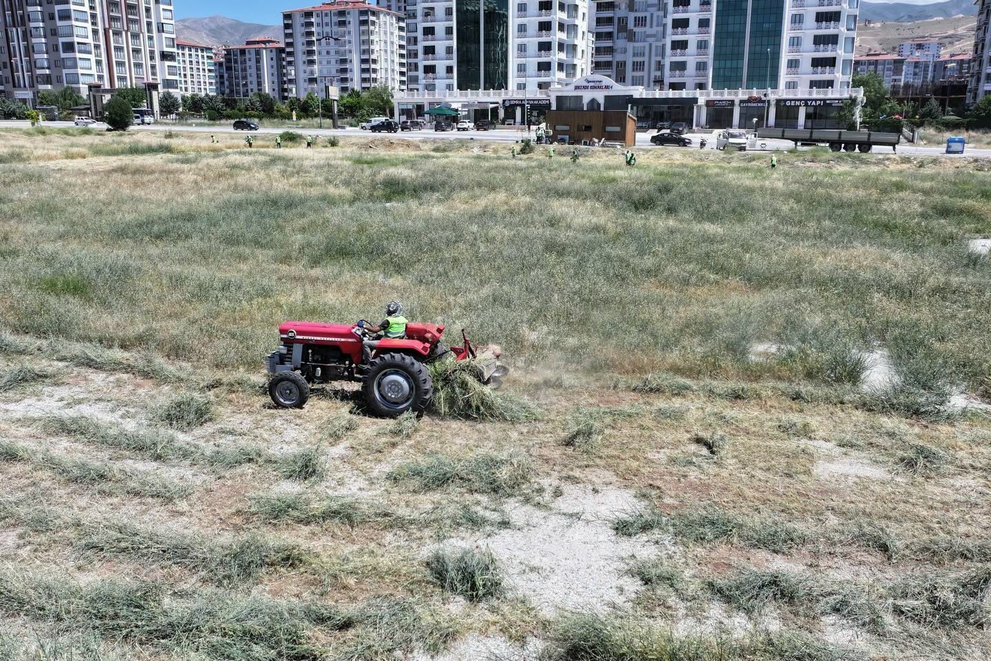YEŞİLYURT BELEDİYESİ YANGIN RİSKİNE KARŞI OT BİÇME ÇALIŞMALARINI HIZLANDIRDI