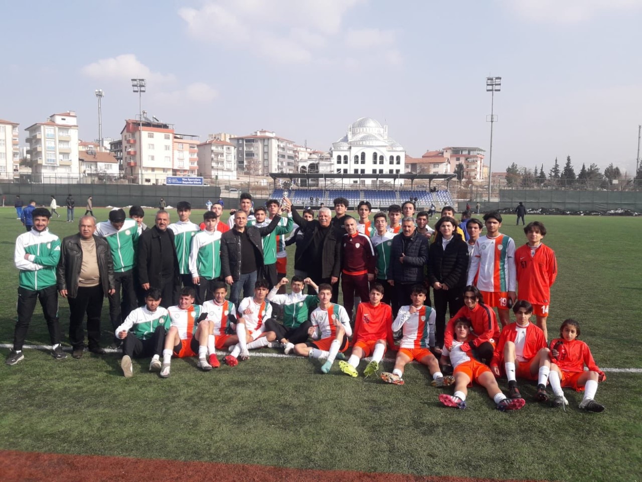 Yeşilyurt Belediyespor U-18 Futbol Takımı, İl Şampiyonluk Kupasını Aldı