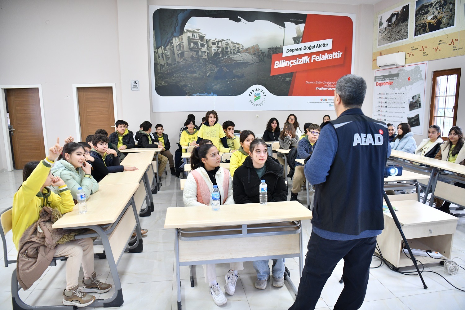 YEŞİLYURT’TA ÖĞRENCİLERE DEPREME KARŞI HAYAT KURTARAN EĞİTİM!