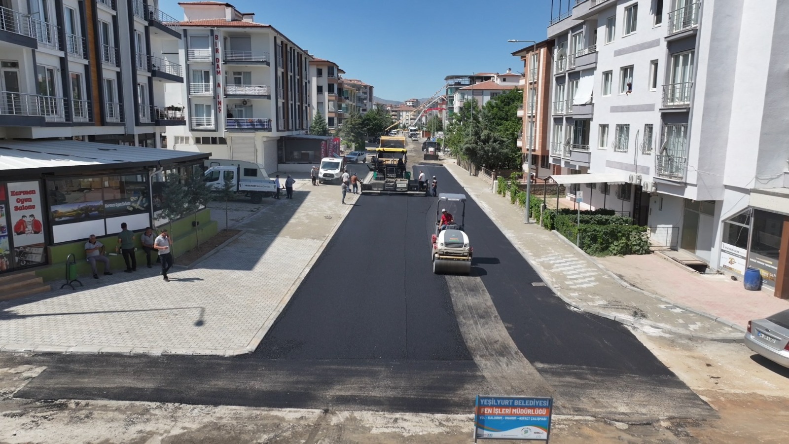 YEŞİLYURT’TA YOLLAR BAŞTAN AŞAĞI YENİLENİYOR! İLÇEDE BÜYÜK DÖNÜŞÜM