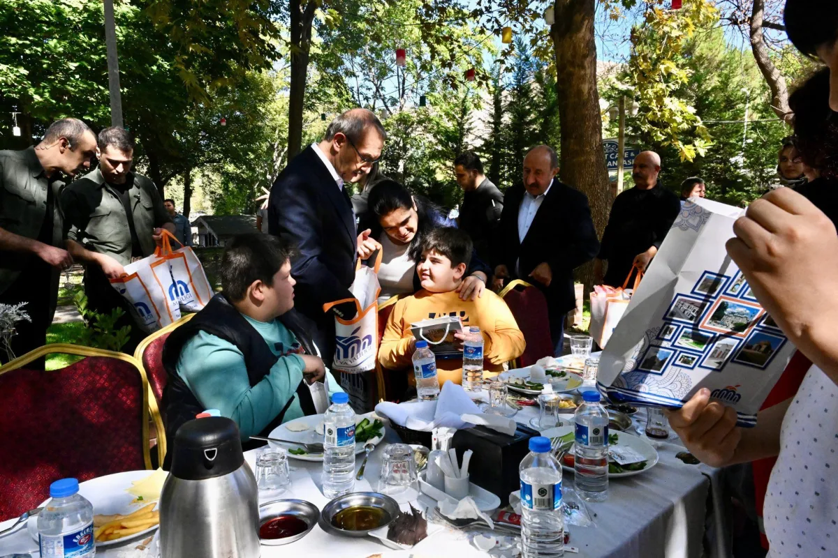 Vali Seddar Yavuz  Ebeveynlerini Kaybetmiş Çocuklarla Bir Araya Geldi