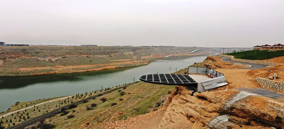 Başkan Çınar, Millet Bahçesinde Yapımı Süren Seyir Terasını İnceledi