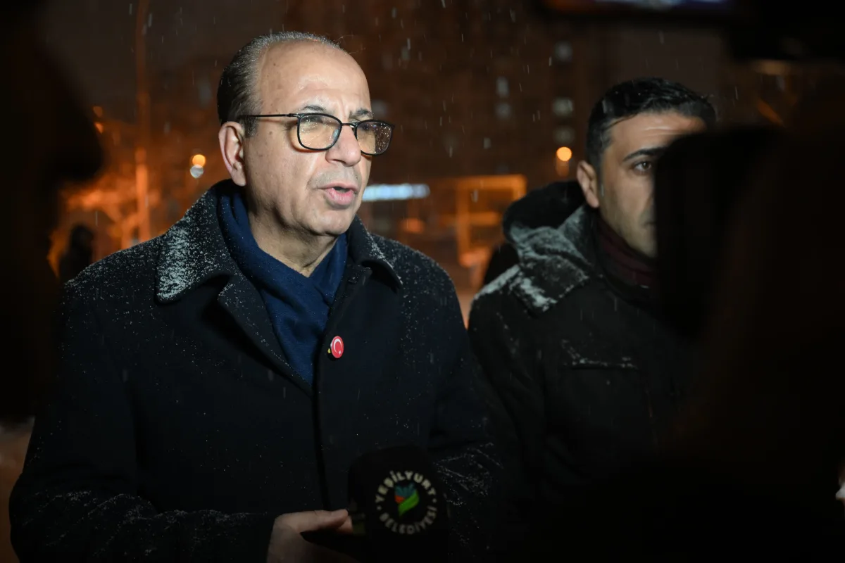 BAŞKAN GEÇİT, KARLA MÜCADELE EKİPLERİNİ GECE MESAİSİNDE YALNIZ BIRAKMADI 