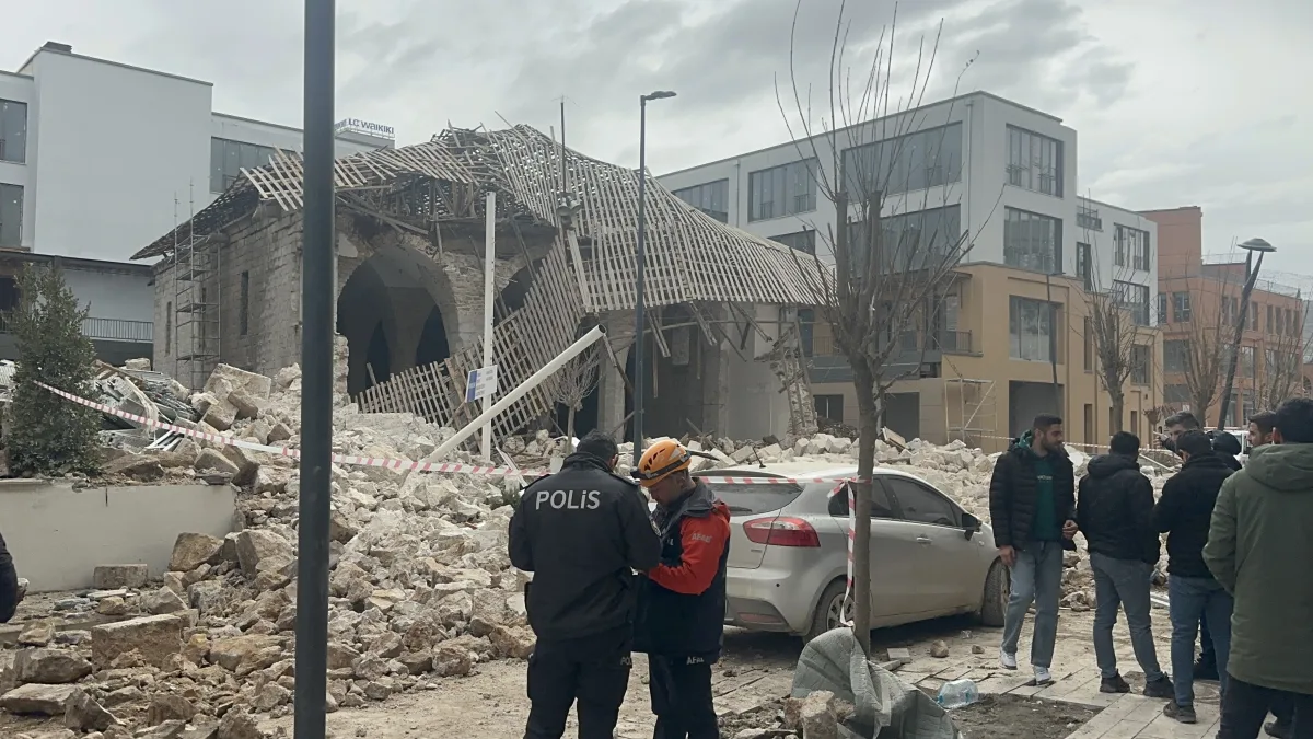 Restorasyon Yapılan Tarihi Camide Çökme: 1 Yaralı